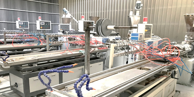 Δίδυμος πλαστικός πίνακας Wpc βιδών που κατασκευάζει τη μηχανή 5 κατασκευής επιτροπής τοίχων φύλλων PVC μηχανών